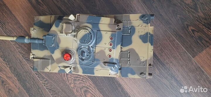 Танк,и машина мерседес