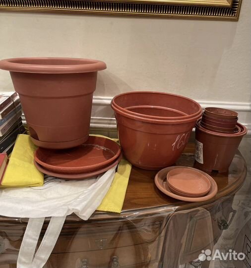 Горшки для цветов пластиковые разные и блюдца