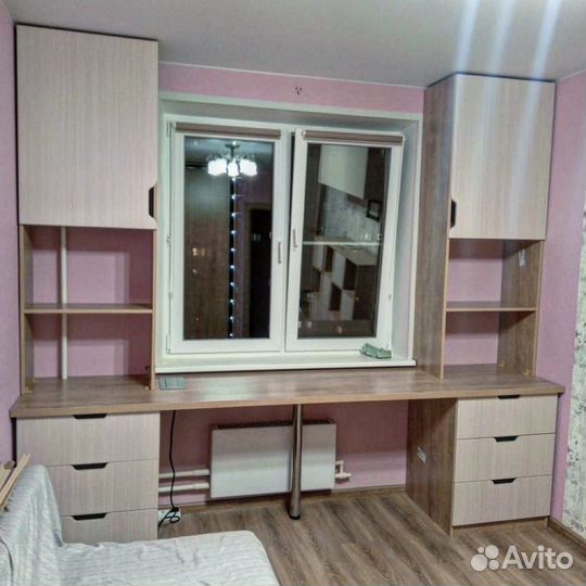 Столы письменные с пеналами и тумбами