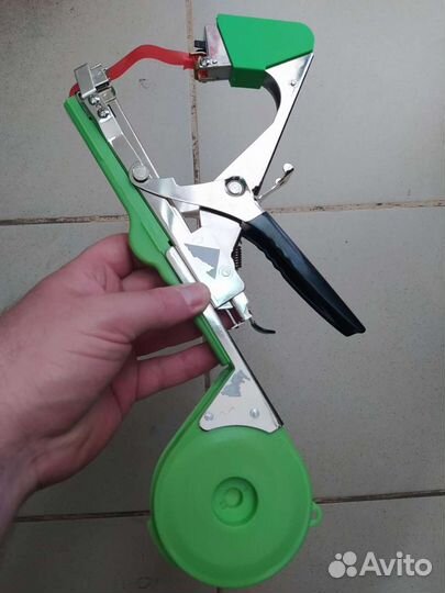 Садовый подвязчик