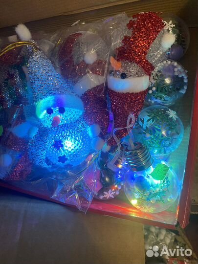 Новогодний фонарь, светящиеся лампочки