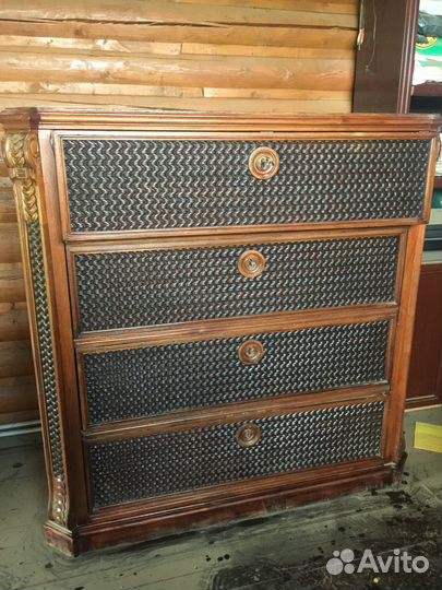 Комод 1865 года с медалями мастера