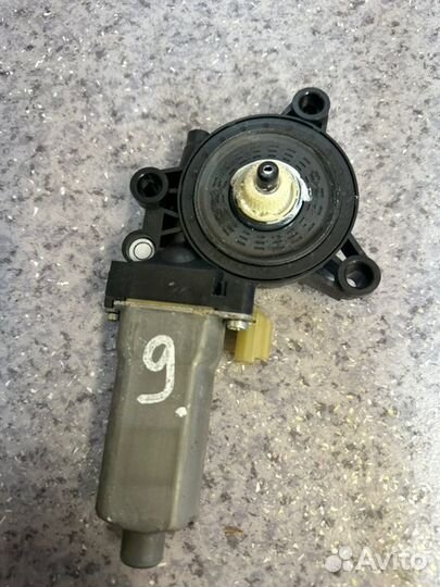 Моторчик стеклоподъёмника задний левый Hyundai