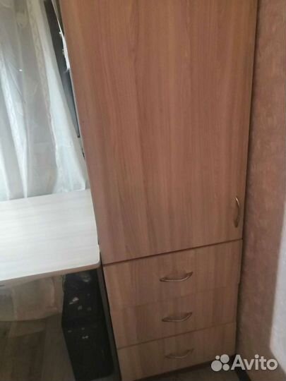 Компьютерный стол и шкаф