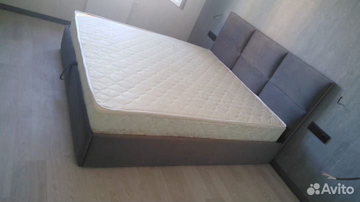 Кровать с матрасом