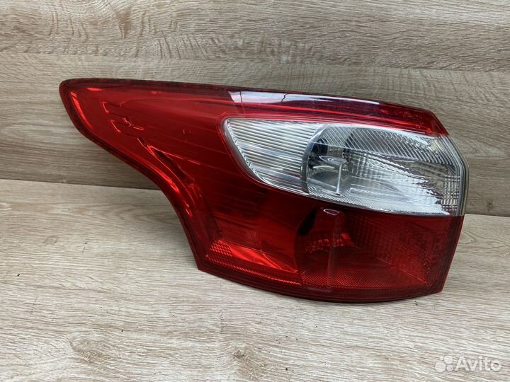 Фонарь левый Ford Focus 3 дорест универсал 111860