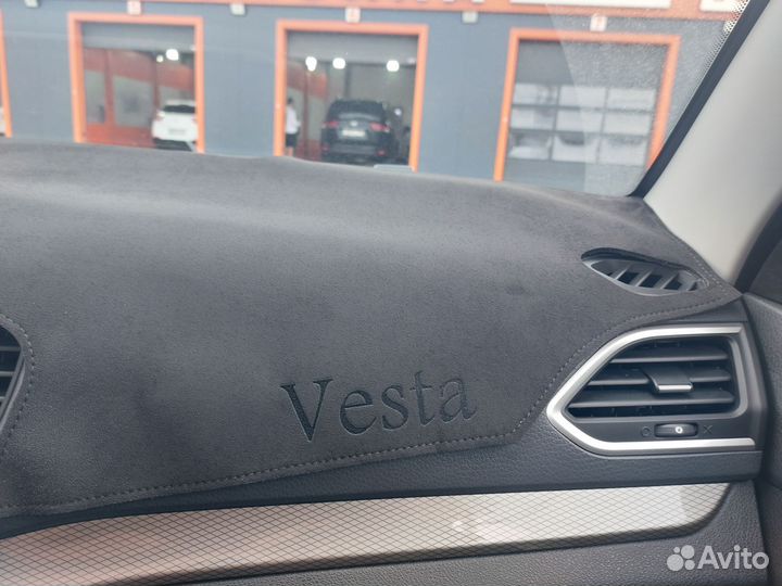 Коврик на приборную панель vesta