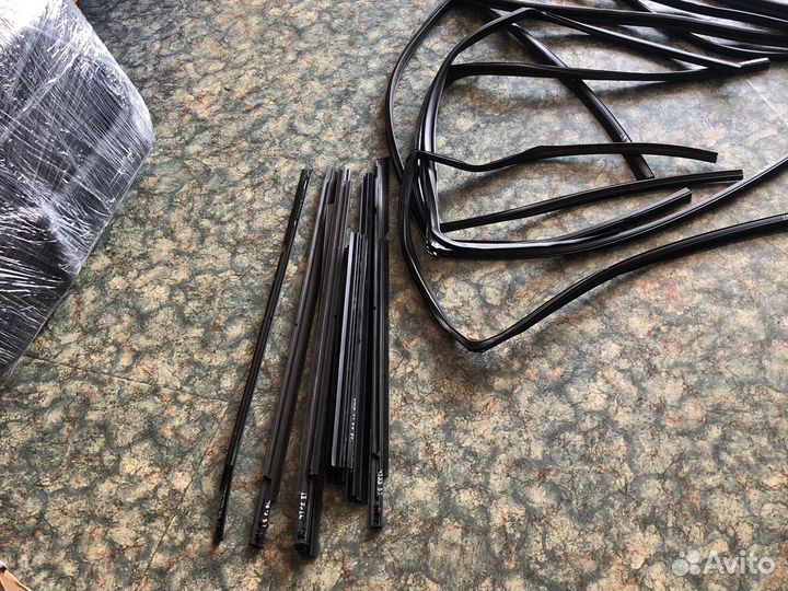 Уплотнитель двери стекла Mitsubishi lancer 10