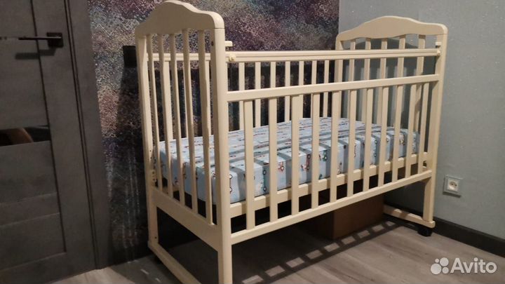 Детская кроватка с универсальным маятником