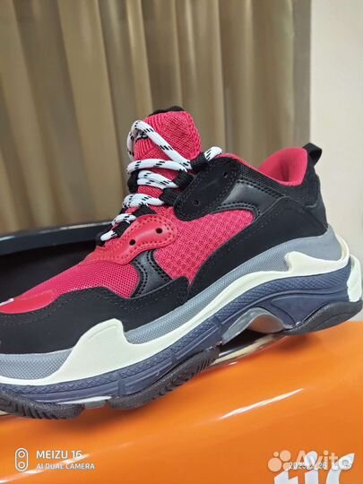 Кроссовки женские