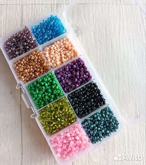 Бисер в контейнере органайзере