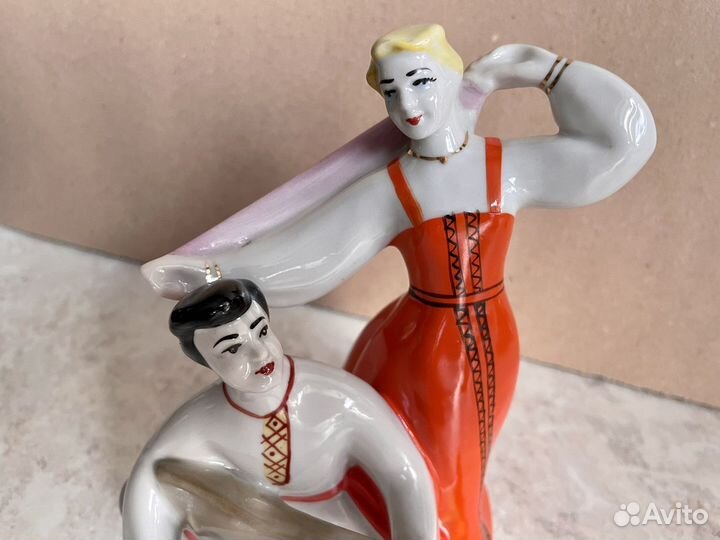 Статуэтка фарфор Русские плясуны