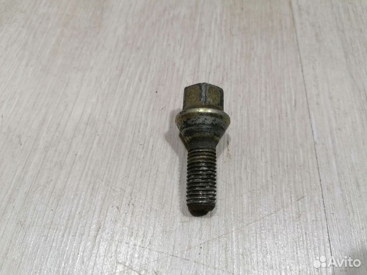Болт Renault logan