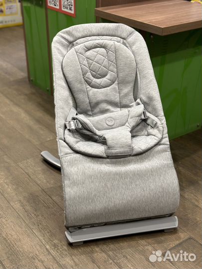 Шезлонг Hugger от Happy Baby