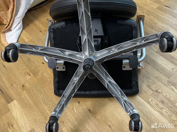 Кресло кожаное