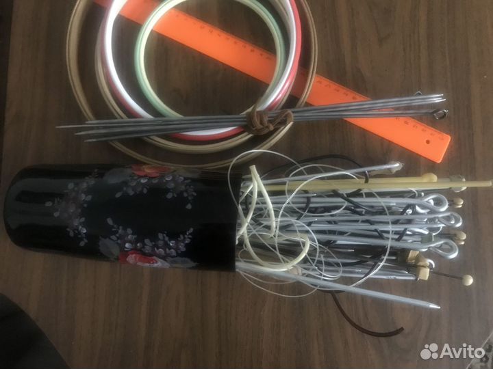 Пяльца спицы булавки, мохер нитки суровые веретено