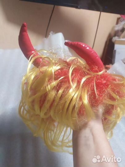 Парик с рожками, шляпы ведьмы