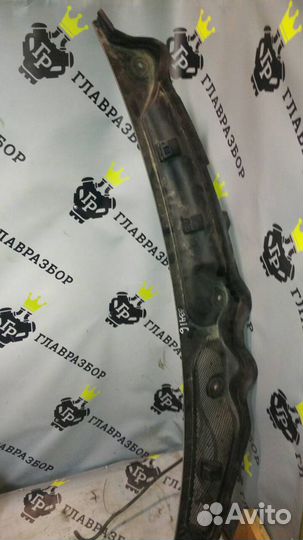 Накладка капота (жабо) Mercedes-Benz W204 б/у