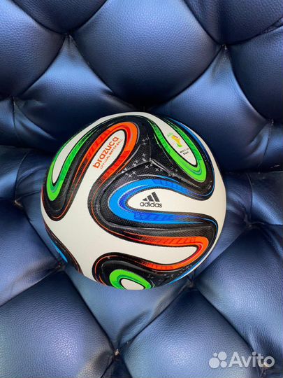 Футбольный мяч adidas brazuca