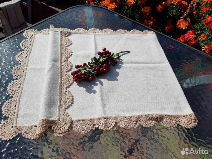 Салфетка на стол с вышивкой