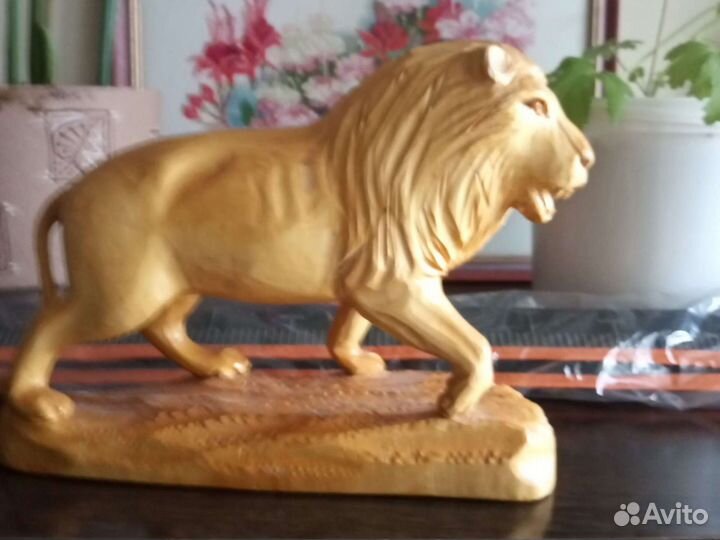 Лев из дерева