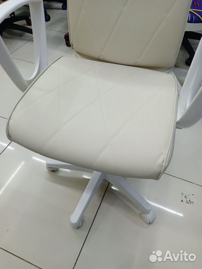 Компьютерное кресло слон кость