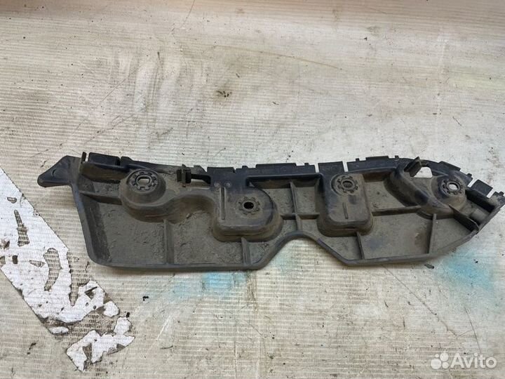 Кронштейн бампера передний правый Renault Duster