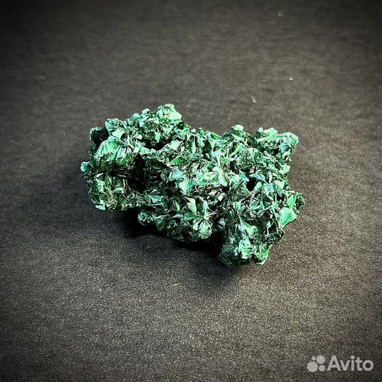 Зеленый малахит минерал наутральный камень