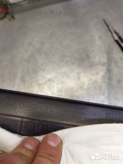 Накладка на порог передняя правая Kia Ceed хетчбэк