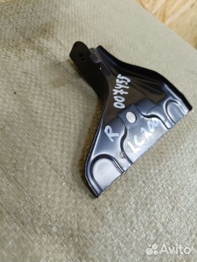 Кронштейн фары правый Toyota Land Cruiser 200