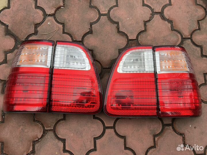 Комплект задних фонарей на ленд крузер100.Оригинал