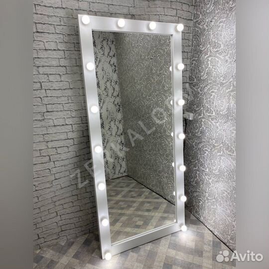 В наличии зеркала с лампами