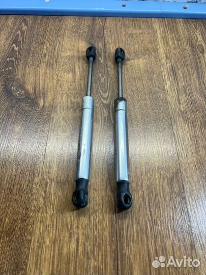 Упор крышки багажника задний Volkswagen Passat B5