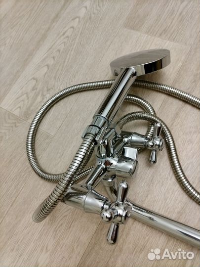 Смеситель для ванны с душем