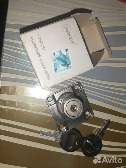 Замок на стеклянные дверцы