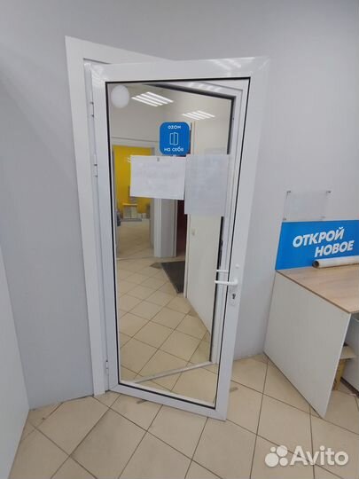 Стеклянная дверь