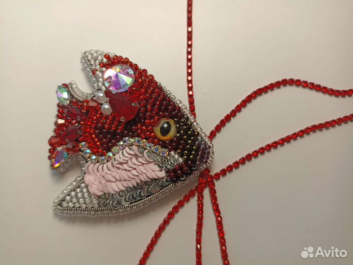 Брошь ручной работы из бисера