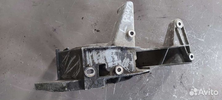 Кронштейн генератора на Volkswagen Phaeton