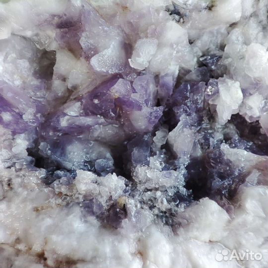 Кристаллы аметиста на кварце