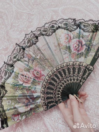 Веер в винтажном стиле