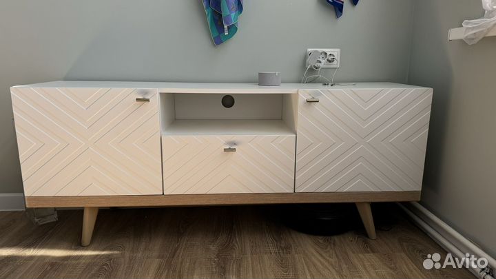 Тумба под телевизор белая