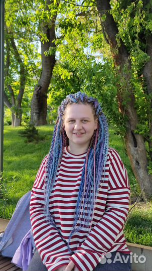 Модель на вплетение дредов/кос