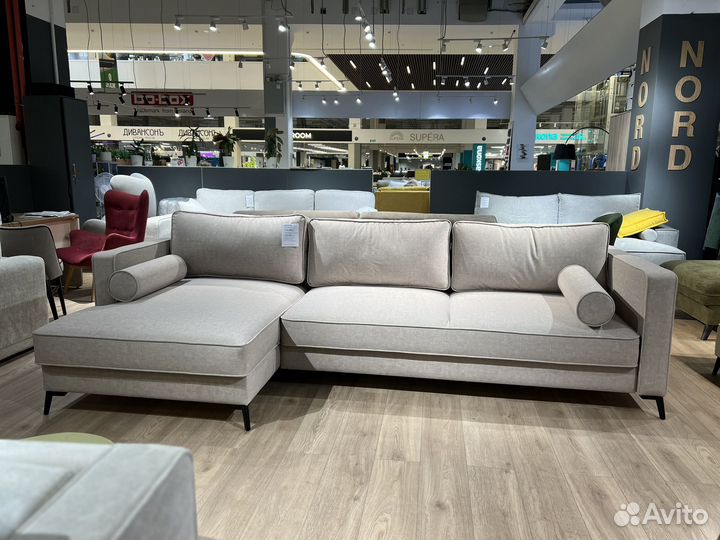 Диван угловой на высоких ножках