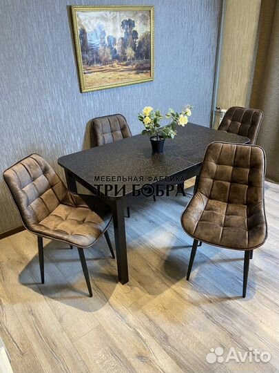 Большой кухонный стол и стулья