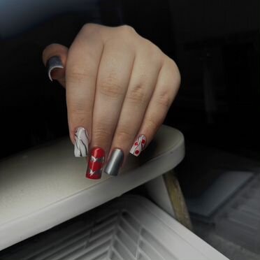 Модель на маникюр