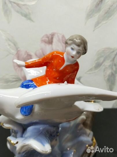 Фарфоровая статуэтка 