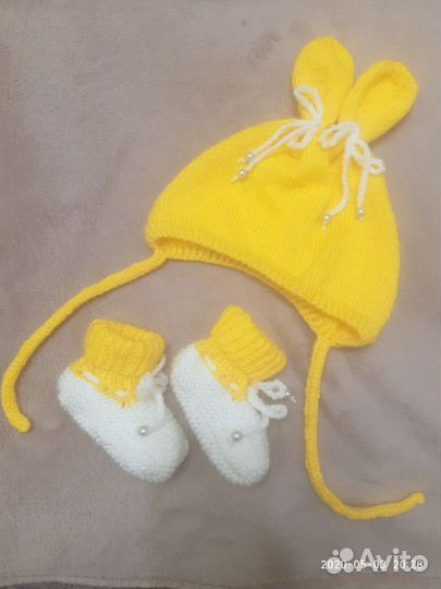 Вязание на заказ.Комплект чепчик и пинетки