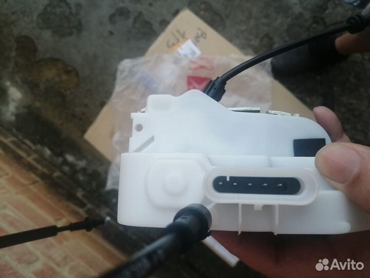 Новый оригинальный замок передней двери правый C2