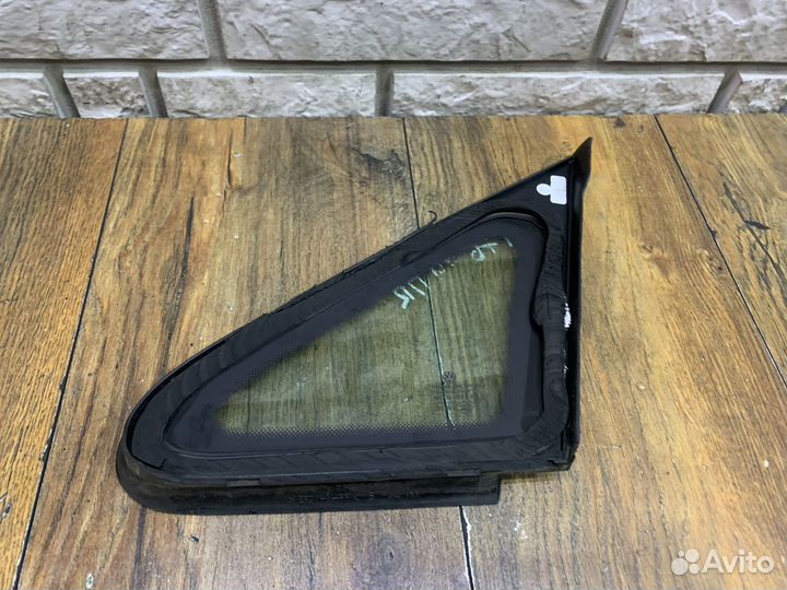 Volkswagen Golf Plus Стекло кузовное глухое RH