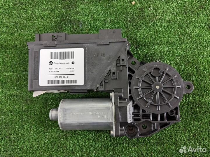 Мотор стеклоподъёмника задний правый volkswagen T